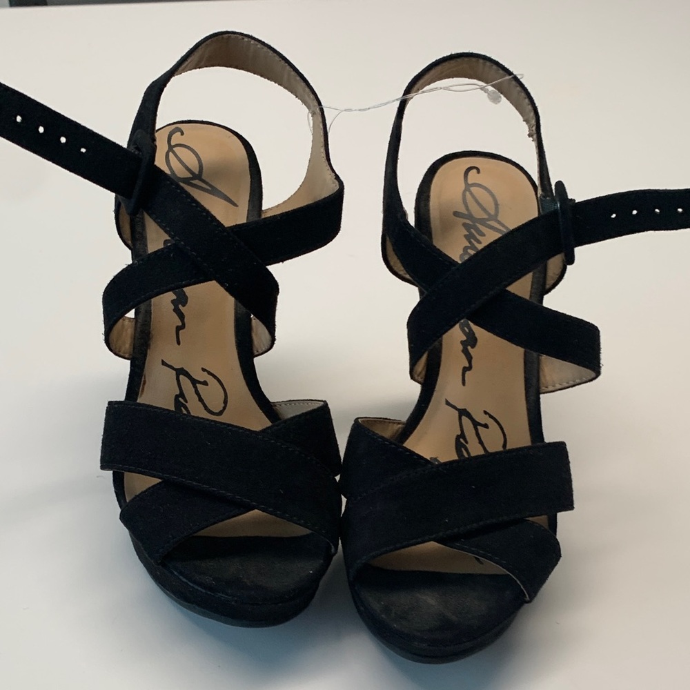 VGUC American Rag Black Platform Sandals. Size 6 Suede Black